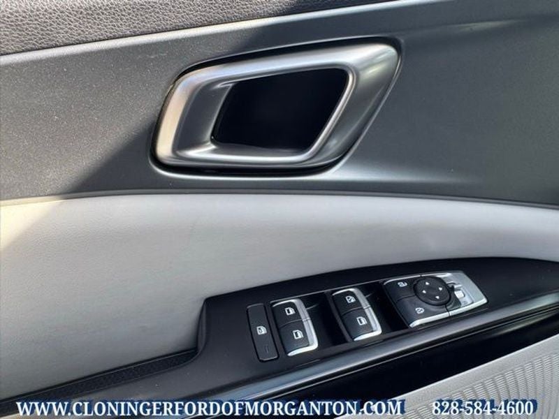 2023 Kia Carnival LX
