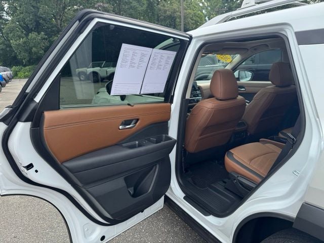 2025 Nissan Pathfinder Platinum