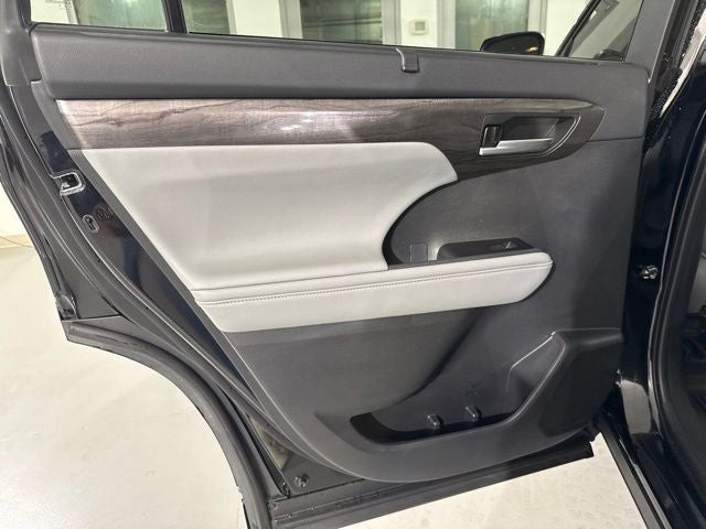 2025 Toyota Highlander Platinum